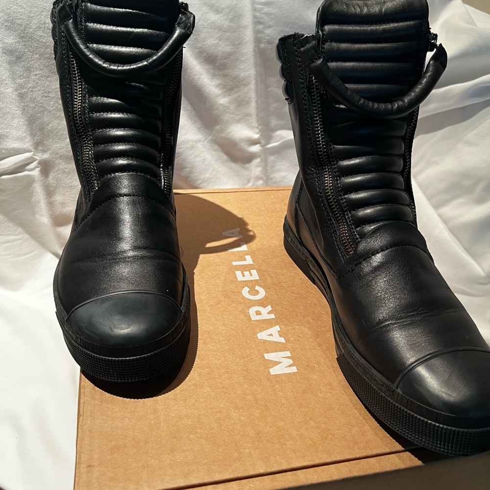 Size 10! Gently worn.